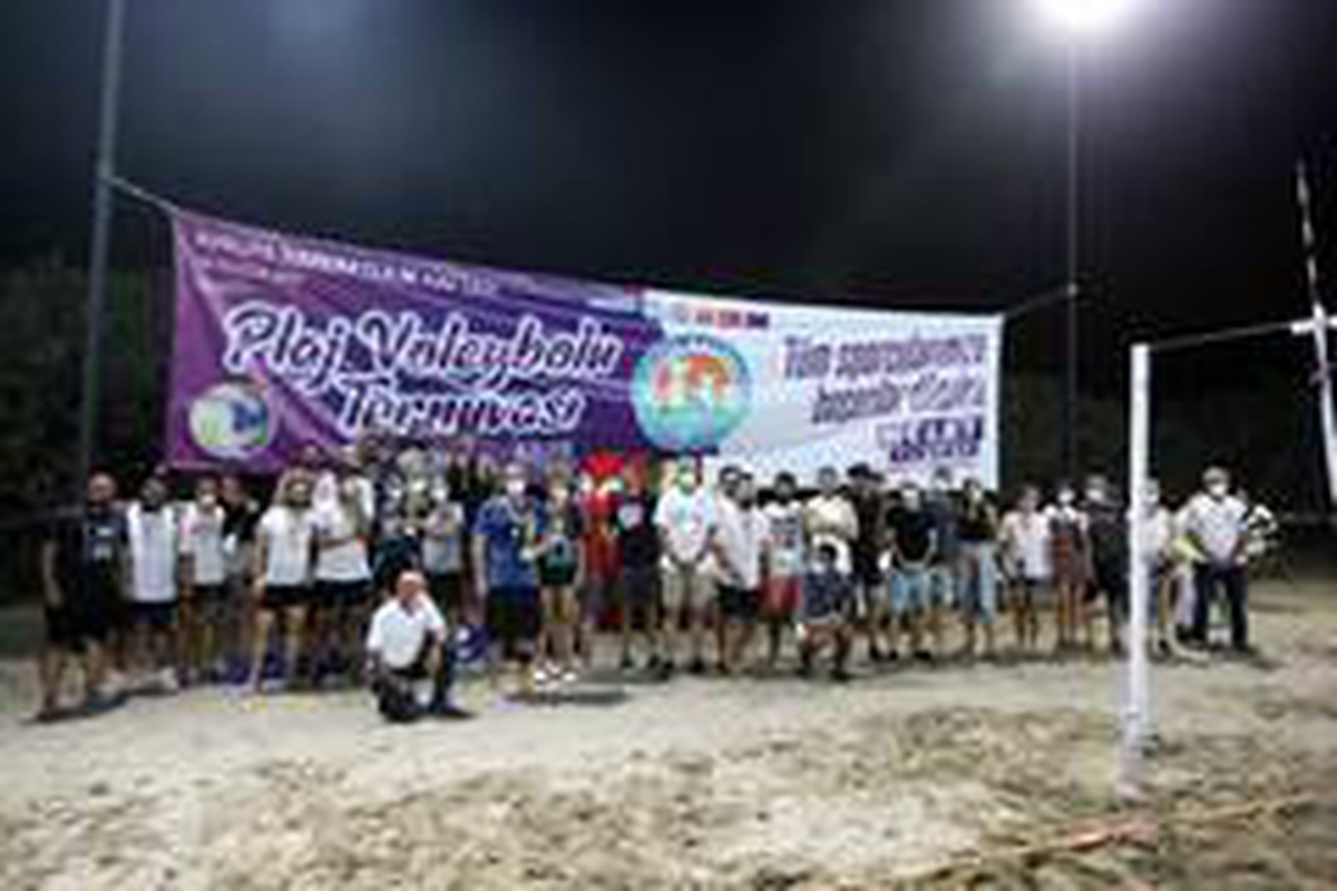 Plaj Voleybolu Turnuvasında kupaları Başkan Tarhan verdi