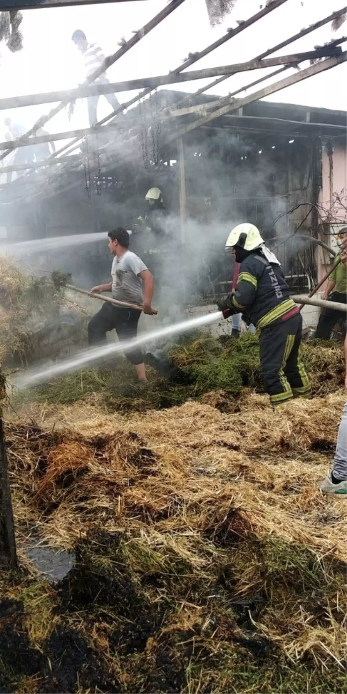 Son dakika 3. sayfa: Samanlıkta çıkan yangın korkuttu!