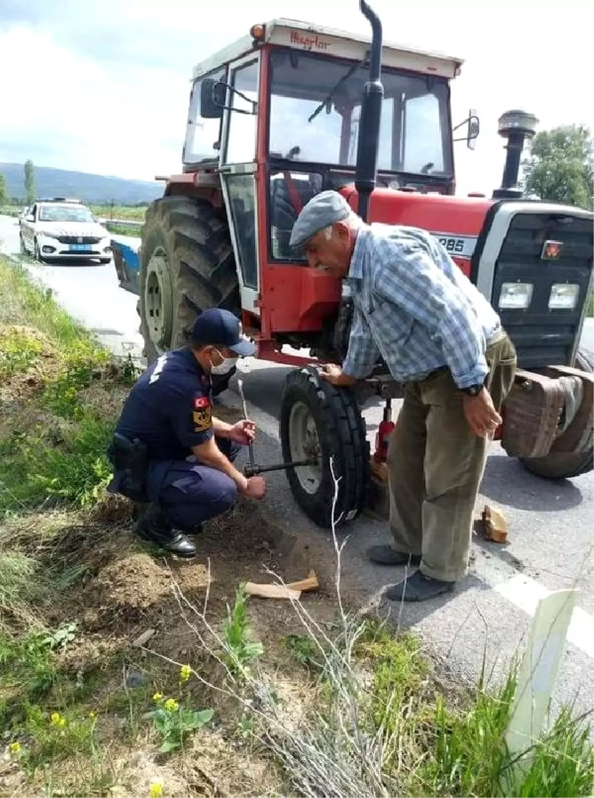 Traktörünün lastiği patladı, yardımına jandarma koştu