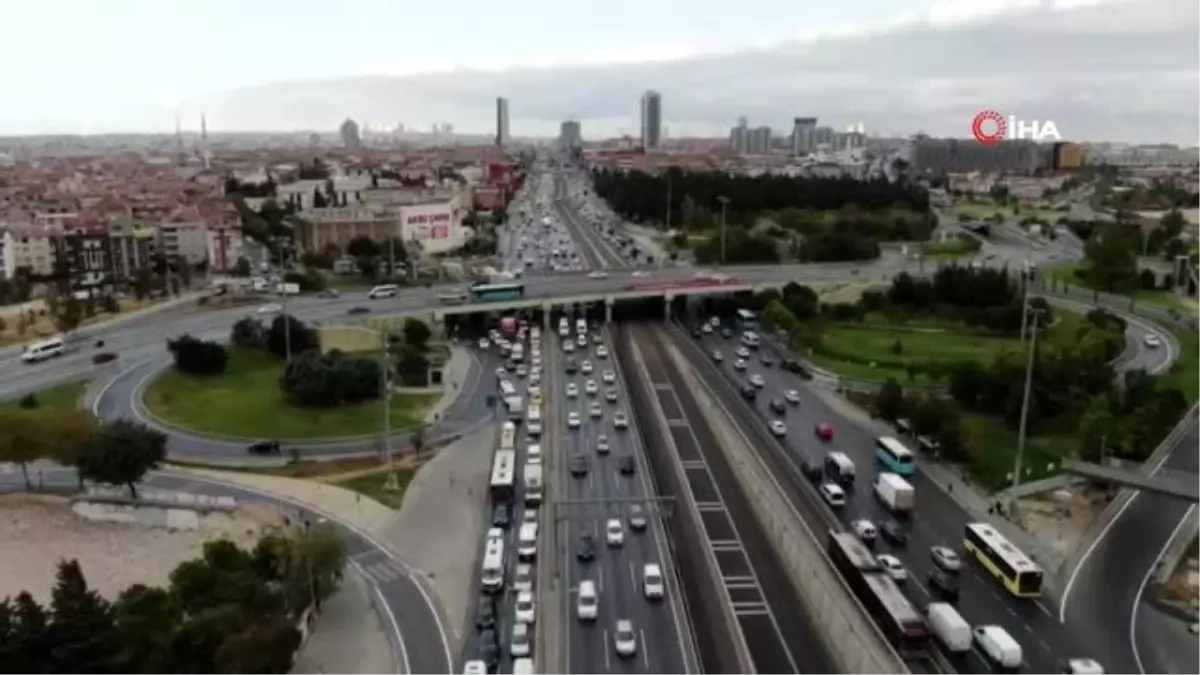 Yüz yüze eğitimin ilk gününde trafik yoğunluğu oluştu