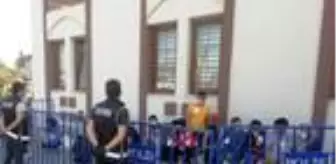 21 kaçak göçmen saklandıkları apartman dairesinde yakalandı