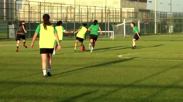 Afyon İdmanyurdu Kadın Futbol Takımı'nın hedefi ...