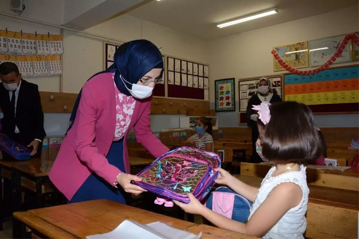 Akyurt Belediyesinden okula başlayan miniklere çanta