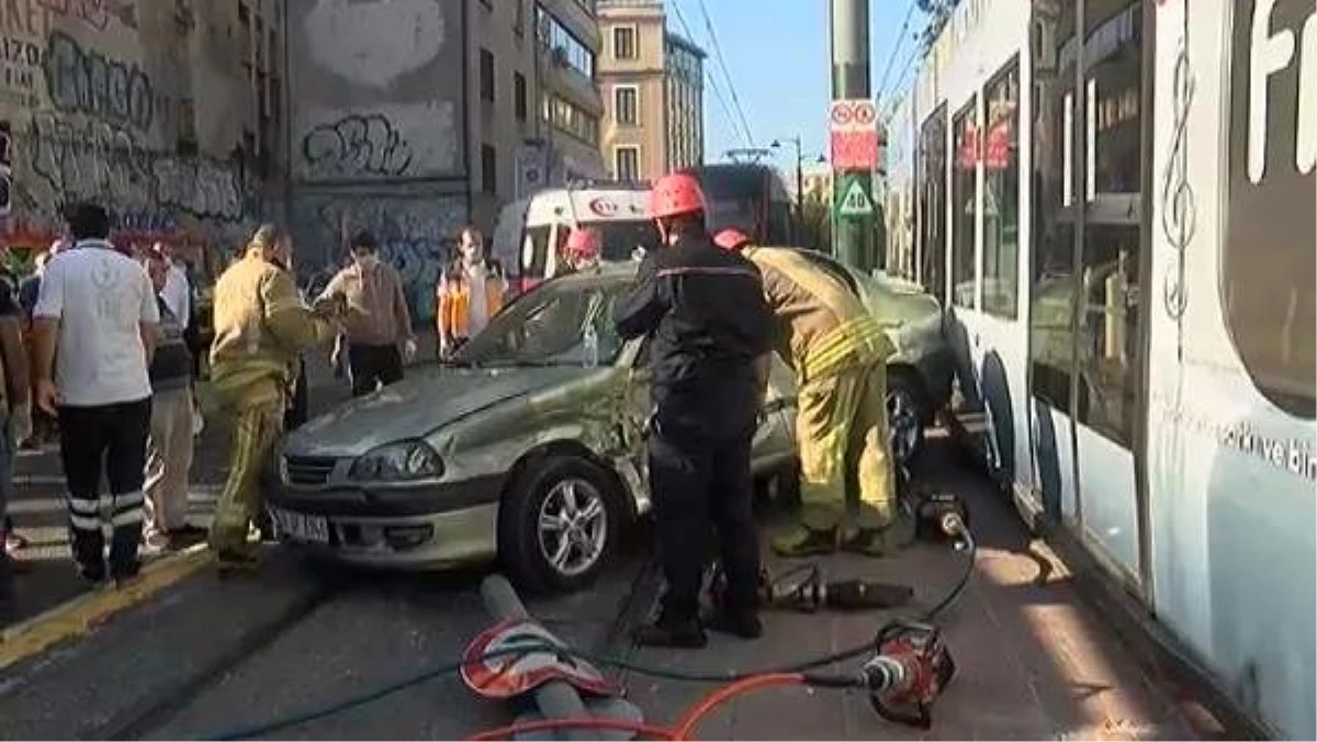 Beyoğlu\'nda tramvayla otomobil çarpıştı-2