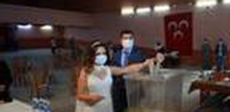 Damat ile gelin kongrede oy kullandı, aynı salonda nikah masasına oturdu