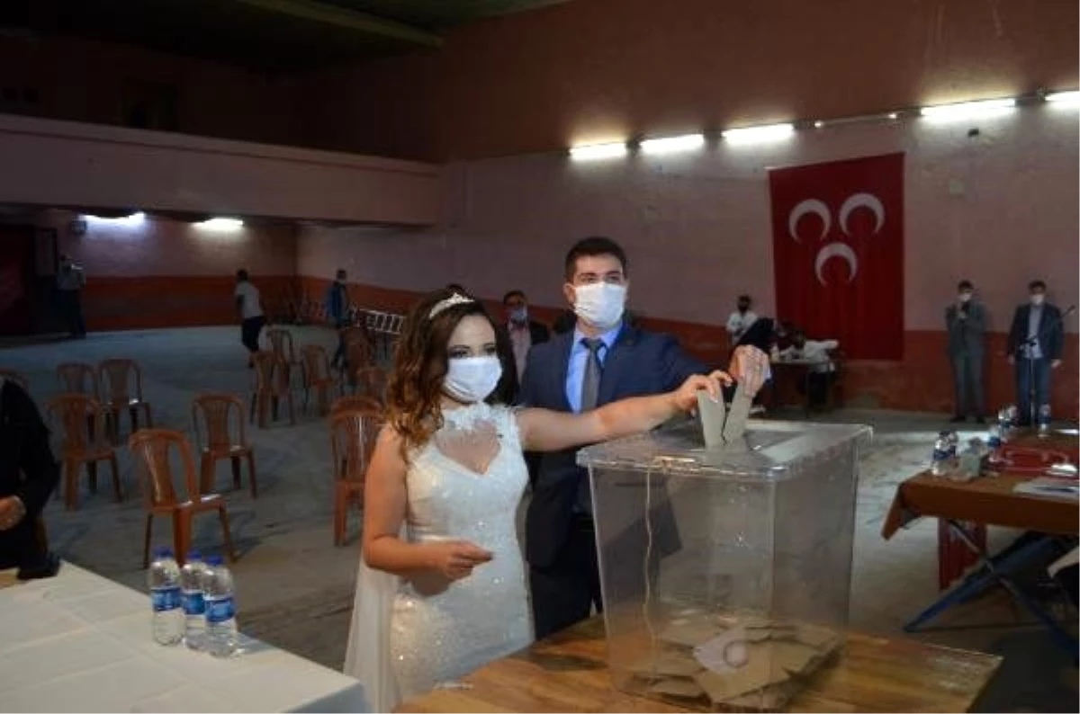 Damat ile gelin kongrede oy kullandı, aynı salonda nikah masasına oturdu