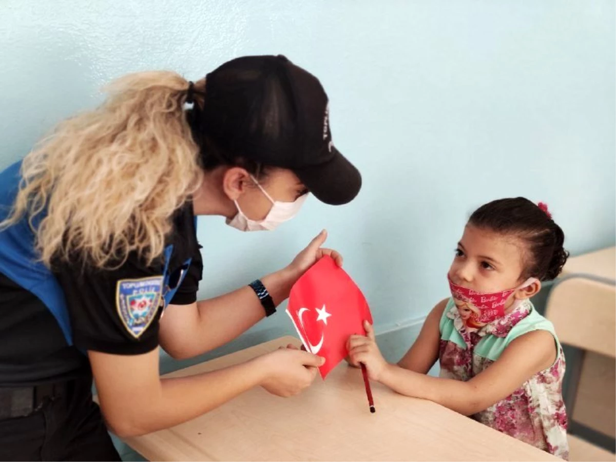 Gaziantep polisi minik öğrencileri yalnız bırakmadı