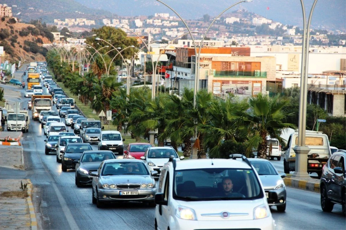 Bodrum\'a gelen yazlıkçıların birçoğu koronavirüs nedeniyle geri dönmeyince ilçenin nüfusu 400 bine çıktı