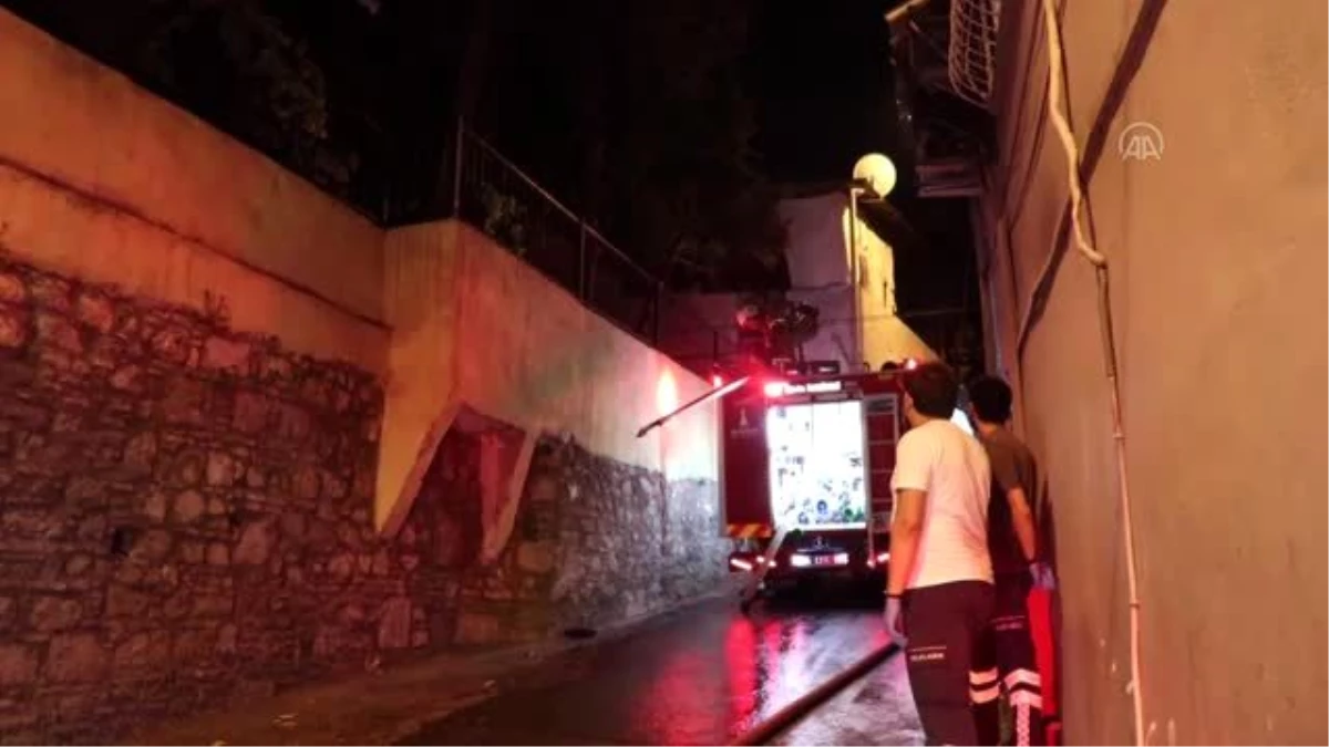 İzmir\'de çıkan ev yangınında hasar meydana geldi