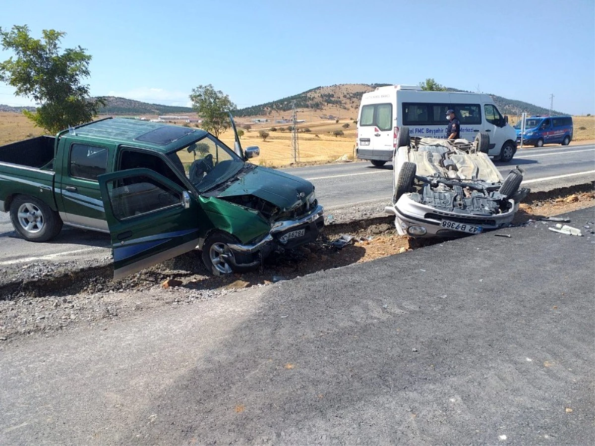 Konya\'da kamyonetle otomobil çarpıştı: 3 yaralı