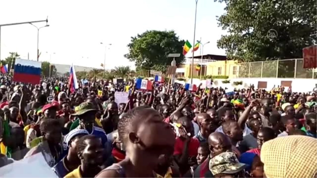 Mali\'de Fransa karşıtları gösteri düzenledi