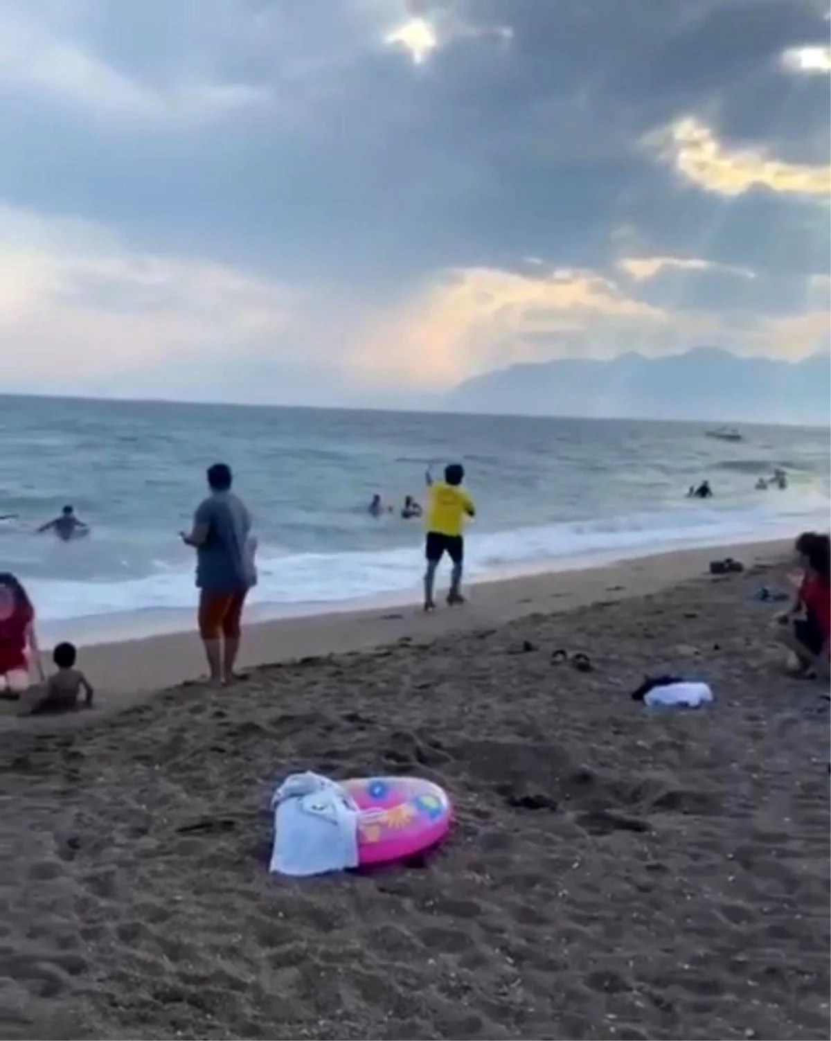 Sahte cankurtaranlardan sahilde turistleri korkutan şaka