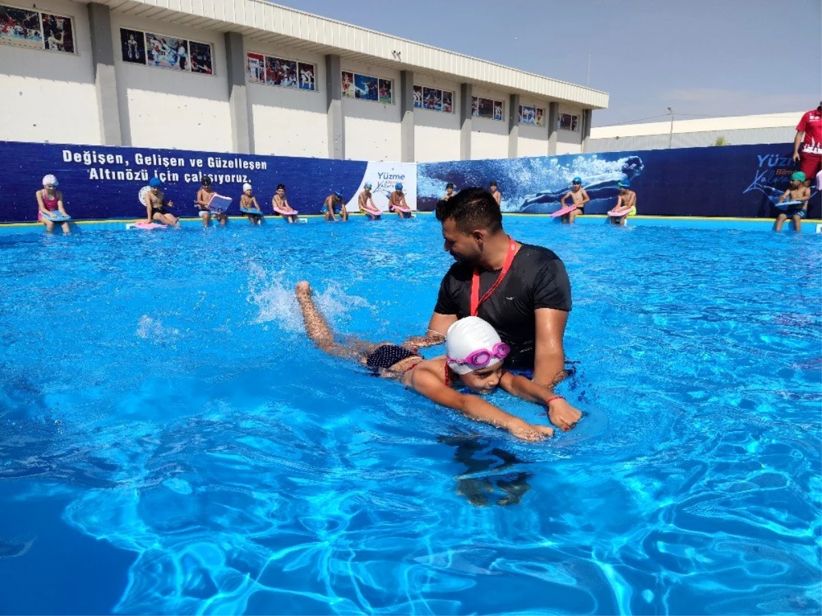 Son dakika! Türk ve Suriyeli çocuklar yüzerek kaynaşıyor