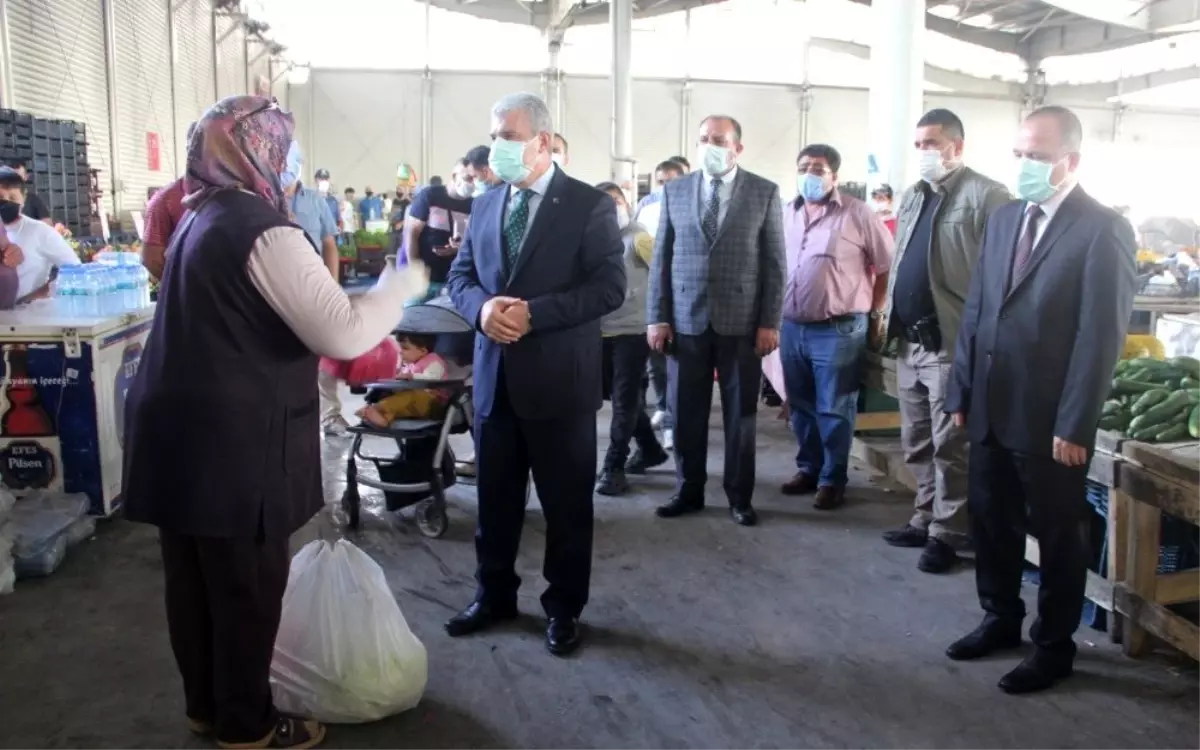 Vali Akın, pazar yerinde koronavirüs denetimlerini sürdürdü