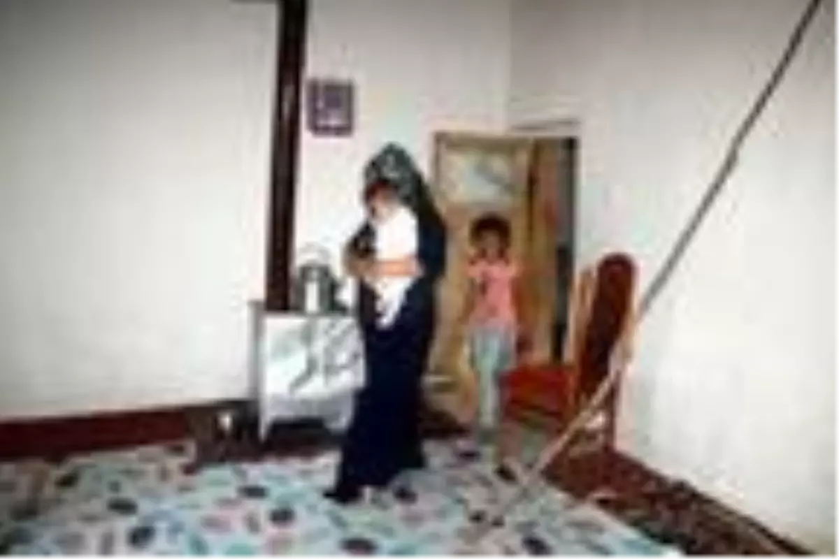 Hakkari\'de yılan korkusuyla terk ettikleri evlerine geri dönen aile, diken üstünde yaşıyor