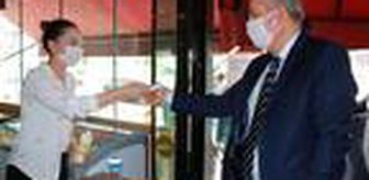 Son dakika haberi! Adana'da denetime katılan Vali Elban, börekçiye ateşi ölçülerek alındı