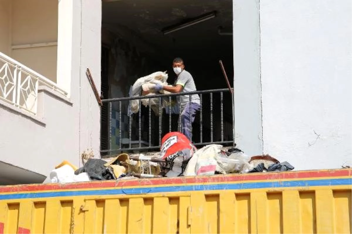 Adana\'da bir evden 11 kamyon çöp çıktı