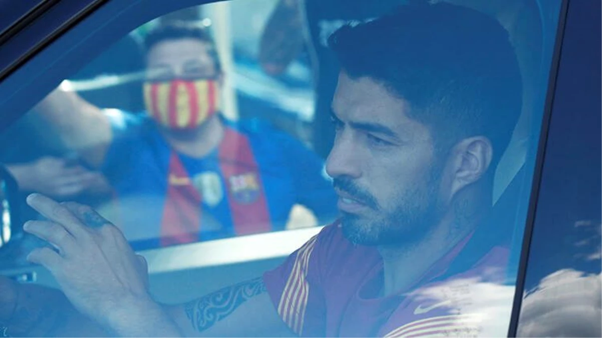 Atletico Madrid\'e transfer olan Luis Suarez, Barcelona tesislerinden ayrılırken gözyaşlarını tutamadı