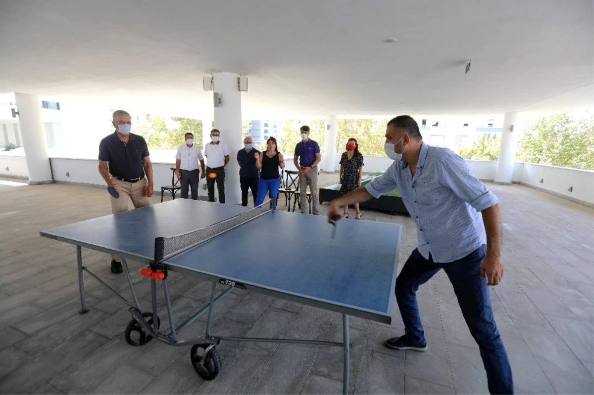 Başkan Tarhan\'dan çalışanlara masa tenisi jesti