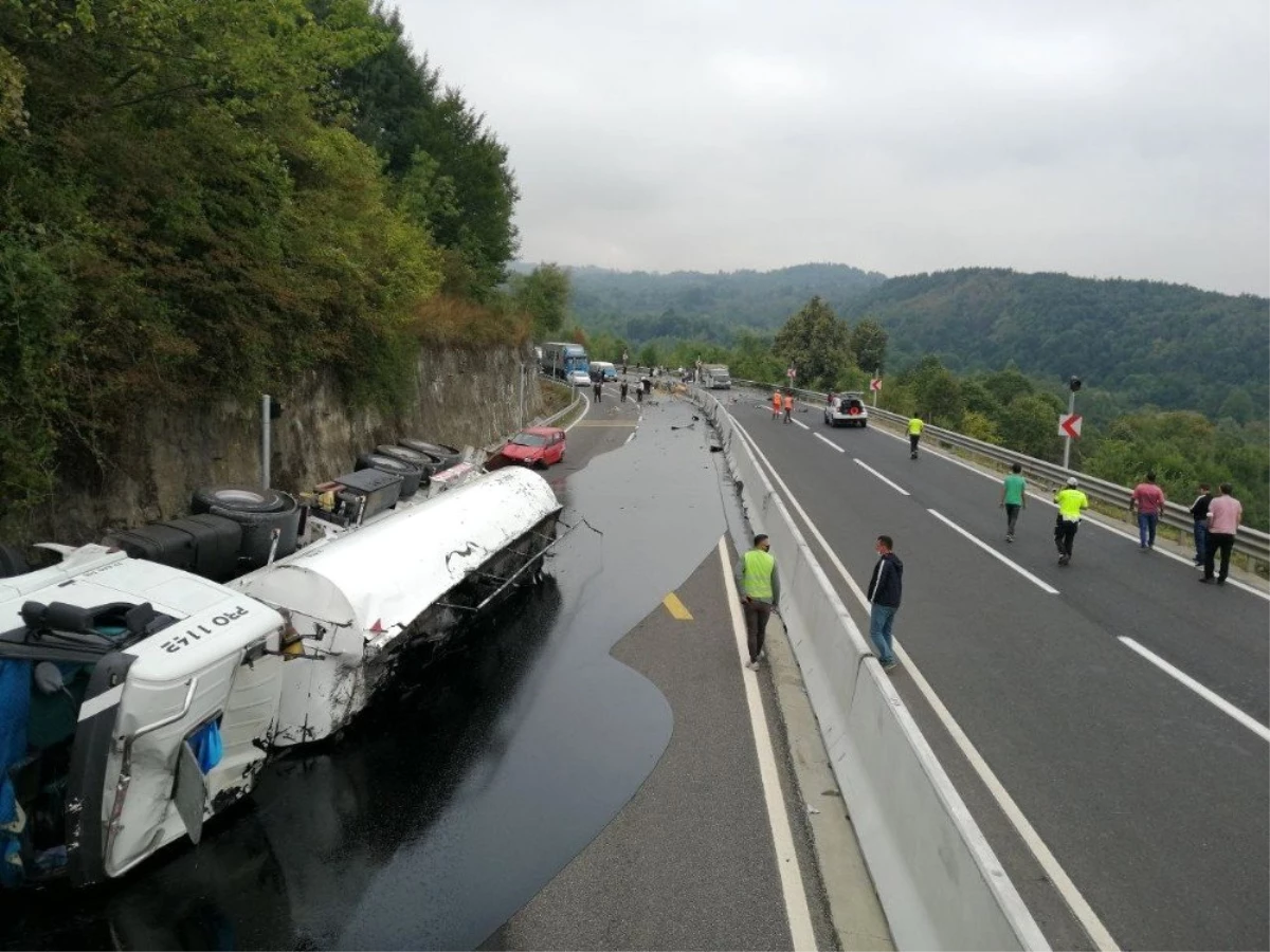 Bolu Dağı yolunda otomobile çarpan tanker devrildi, yolu zift kapladı