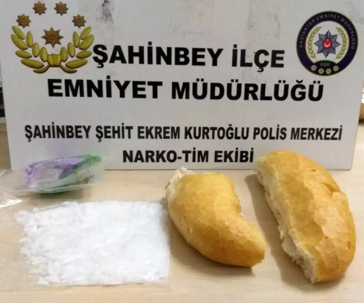 Ekmek arası uyuşturucu sevkıyatı polise takıldı