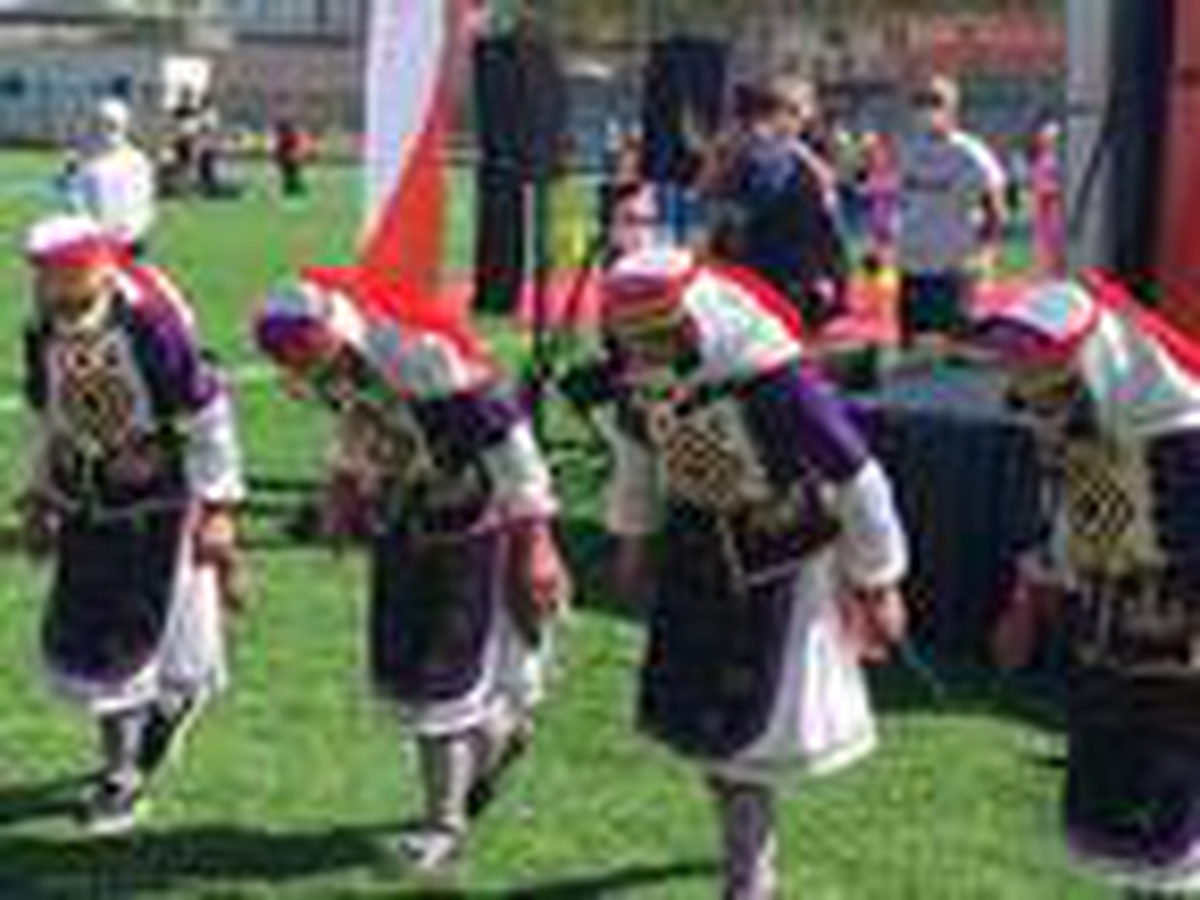 Halk oyunları ekibinden iplerle sosyal mesafeli halay