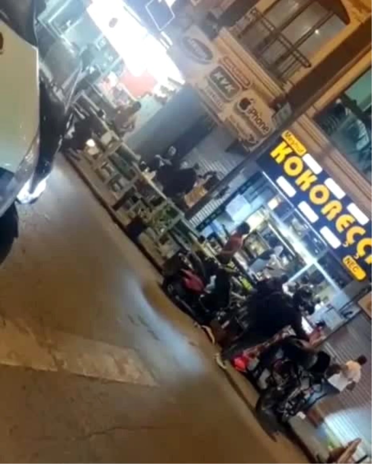 İstanbul\'da döner bıçaklı, masalı ve sandalyeli kavga kamerada