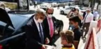 Vali Gürel maske takan çocuklara kitap hediye etti