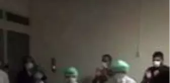 Koronavirüs tedavisi gören hastane çalışanı, alkışlarla servise alındı