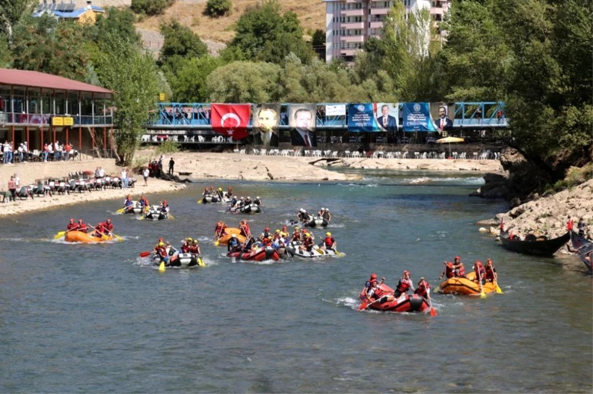 Munzur\'da 200 sporcuyla rafting, renkli görüntülere sahne oldu