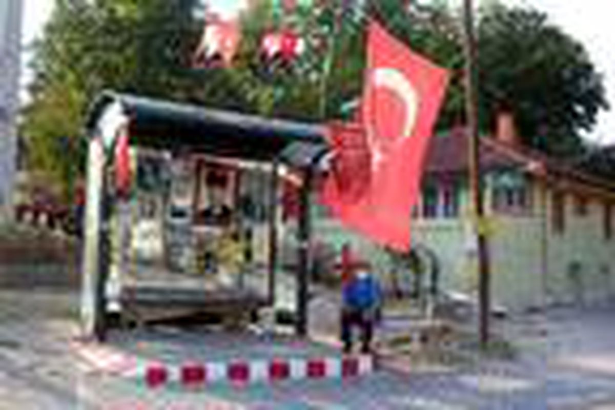 Otobüs durağını evi gibi süsledi