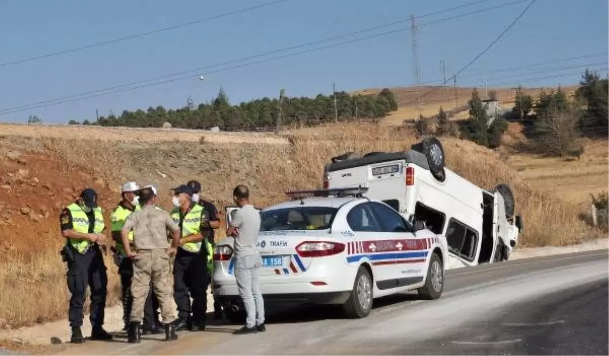 Takla atan minibüsteki 3 kişi, kazadan yara almadan kurtuldu