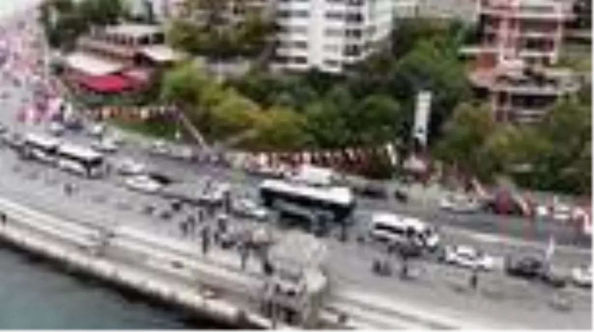 Üsküdar Sahili\'ndeki 2 büfe yıkıldı