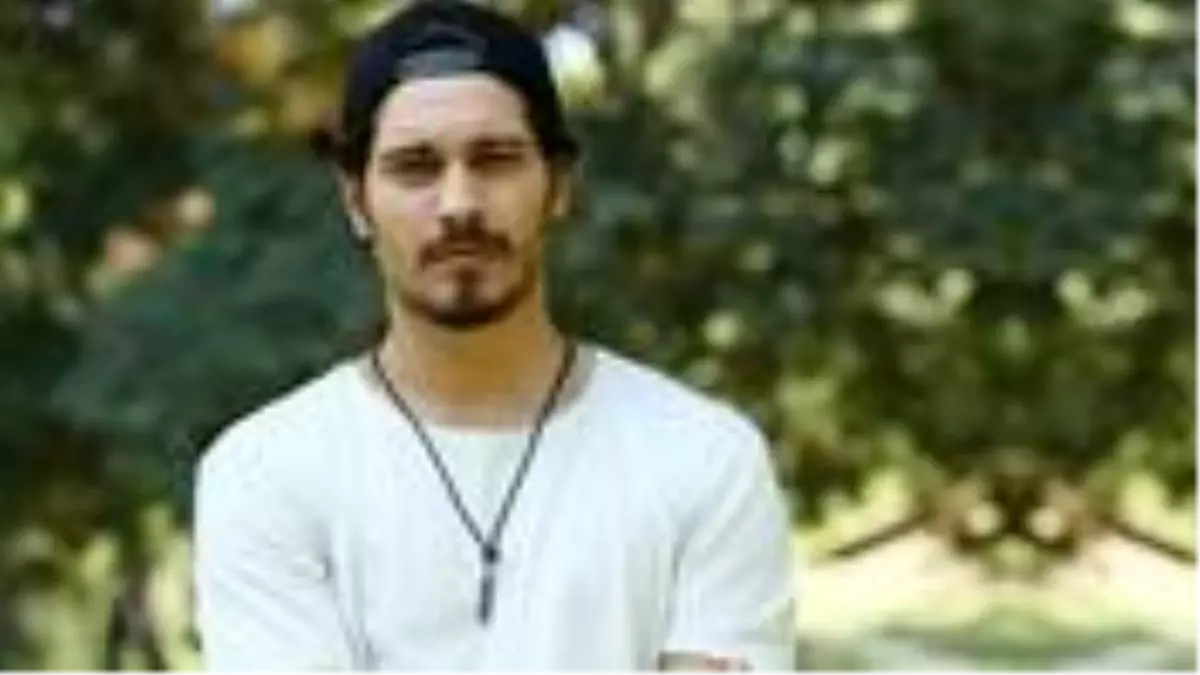 Aldığı kilolarla konuşulan oyuncu Çağatay Ulusoy, bu sefer de bıyık bıraktı