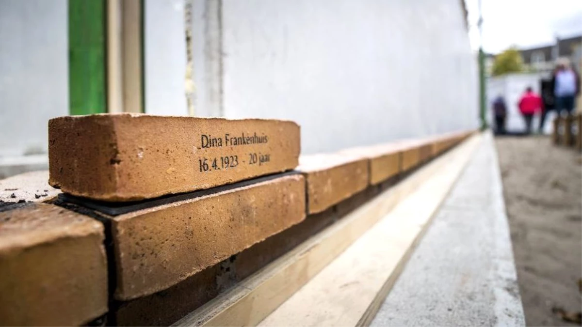 Amsterdam\'daki Holokost İsimler Anıtı\'na ilk taşı Anne Frank\'ın çocukluk arkadaşı koydu