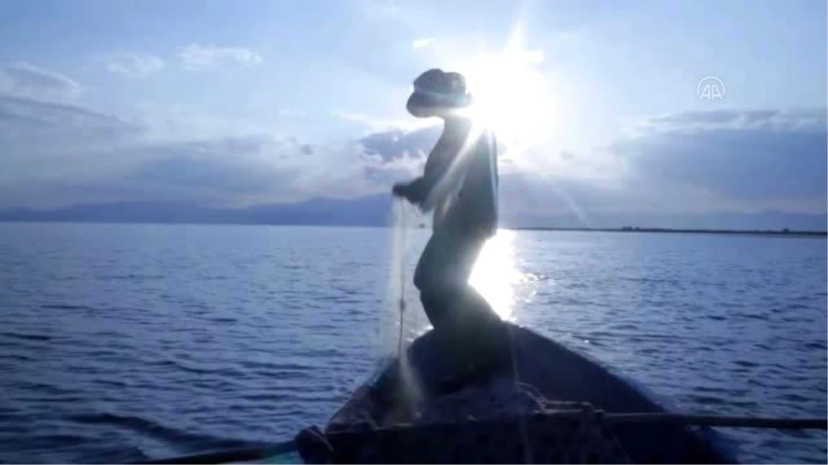 Balıkçıların gurup vakti ağ serme mesaisi kartpostallık görüntüler oluşturuyor