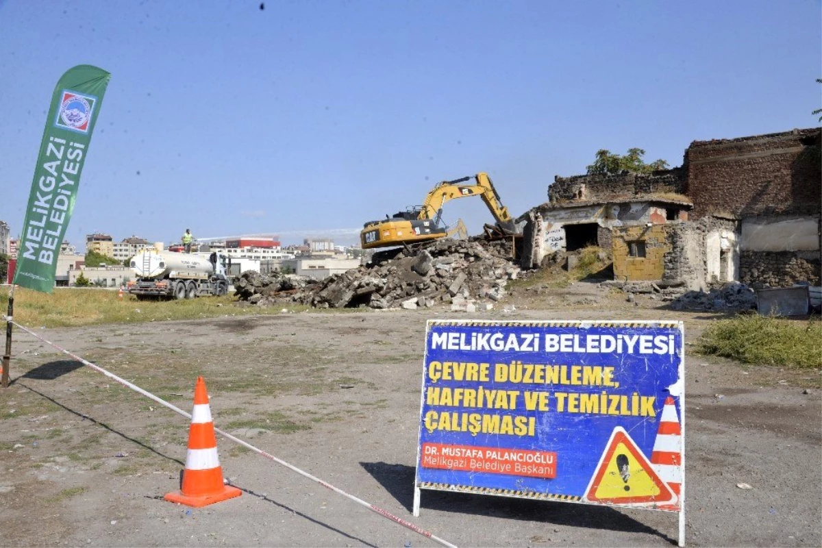 Başkan Dr. Palancıoğlu; "Gülük Mahallesinde tehlike arz eden metruk yapılar yıkılıyor"