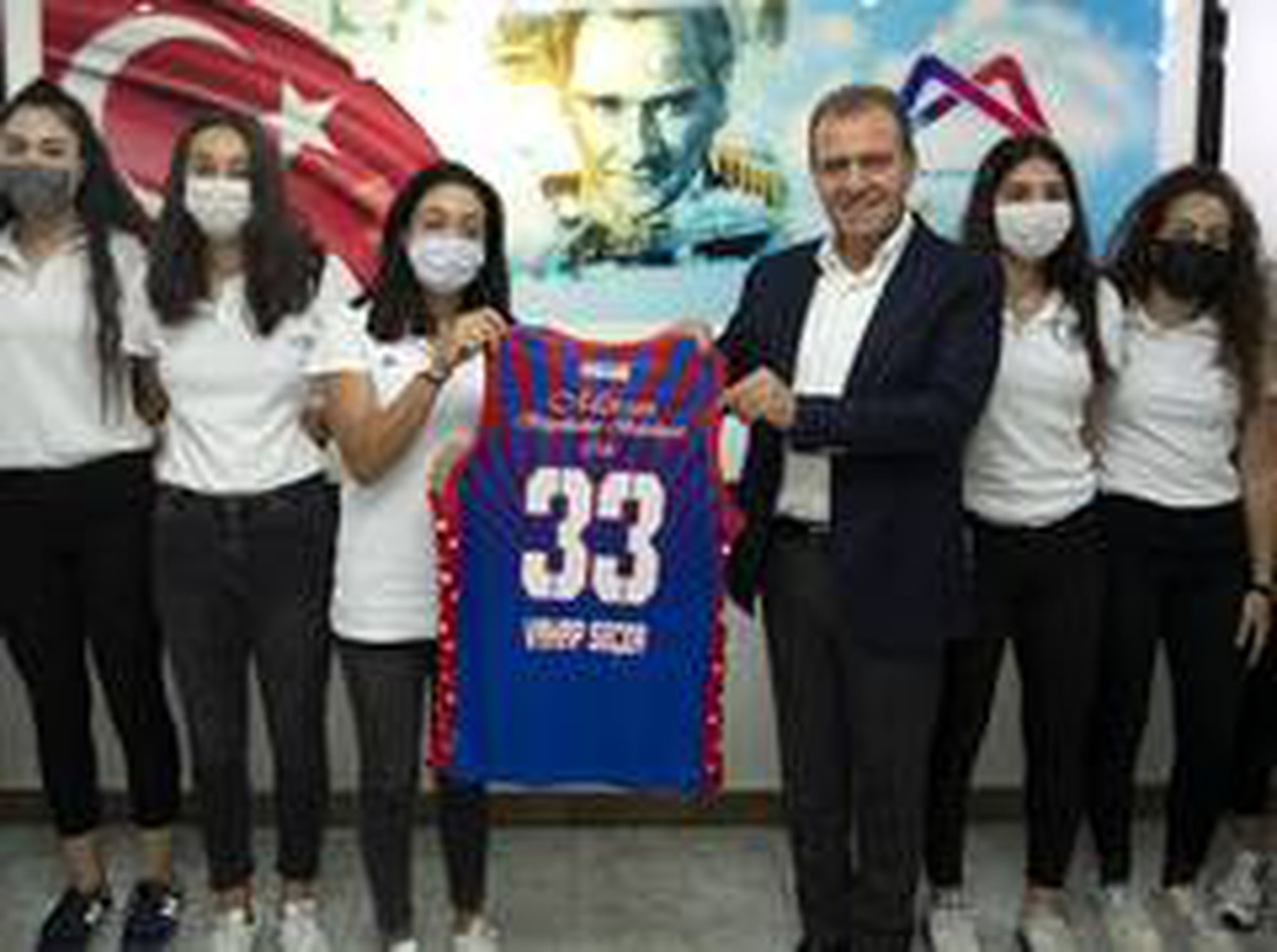 Son dakika haberleri... Başkan Seçer, Büyükşehir Belediyesinin kadın basketbolcularıyla buluştu
