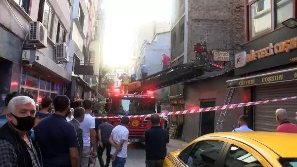 Beyoğlu'nda çatıdan düşen kadın ağır yaralandı