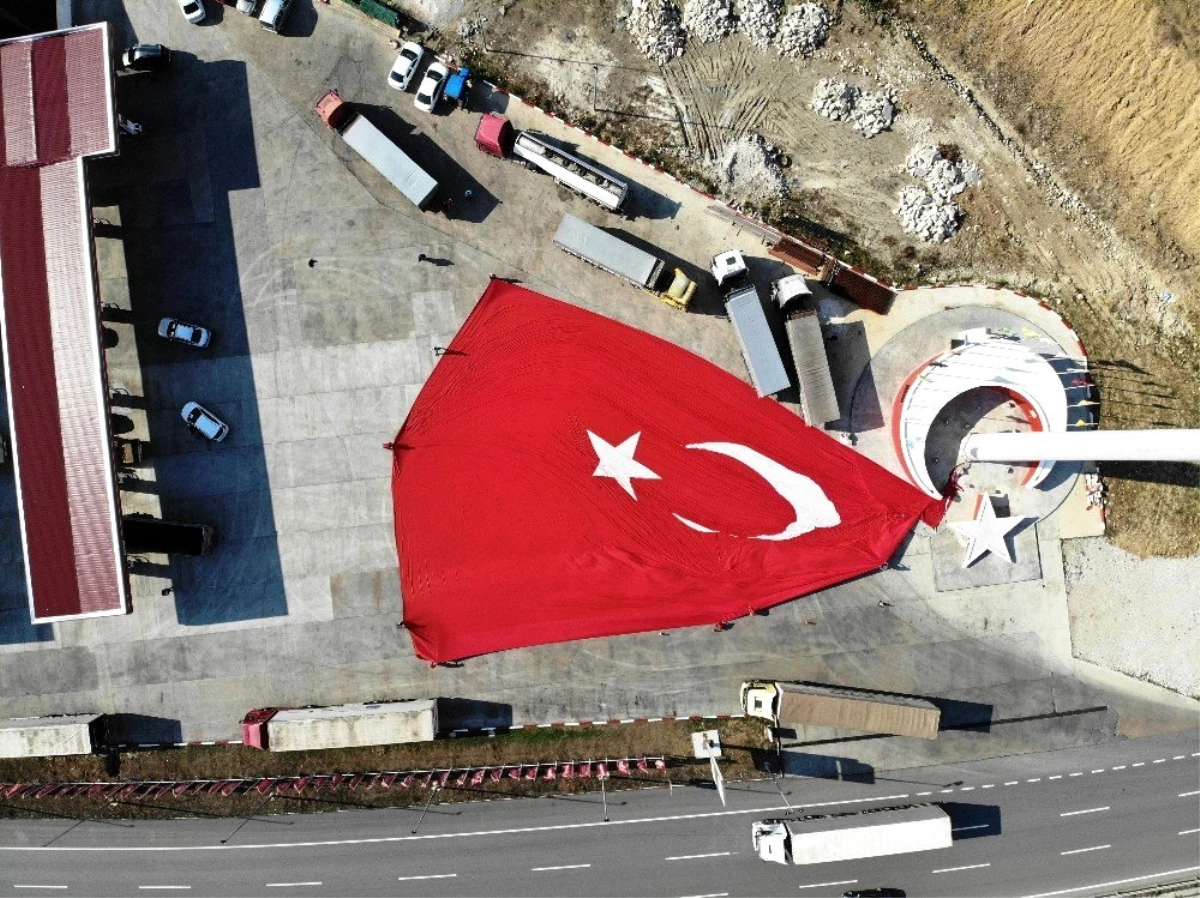 Bu gurur Samsun\'un: Türkiye\'nin en büyük bayrağını göndere çekti