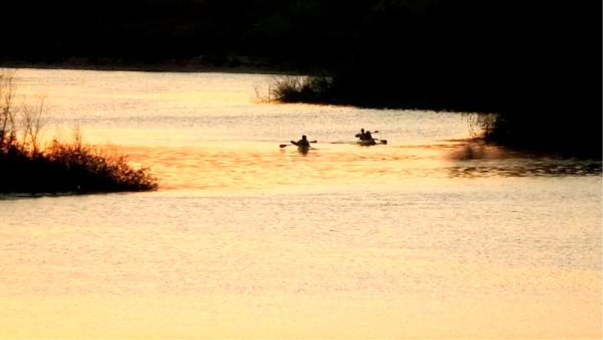 Edirneli sporculardan gün batımında Meriç Nehri\'nde kano turu