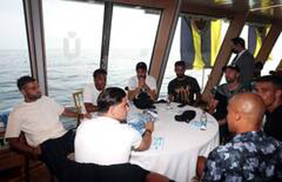 Fenerbahçe derbi öncesi tekne turuyla moral depoladı