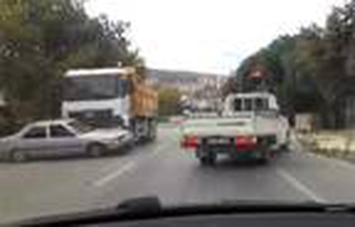 Hafriyat kamyonunun otomobile çarptığı kaza kamerada