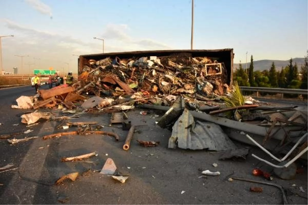 İzmir\'de hurda yüklü TIR devrildi, sürücü yaralandı