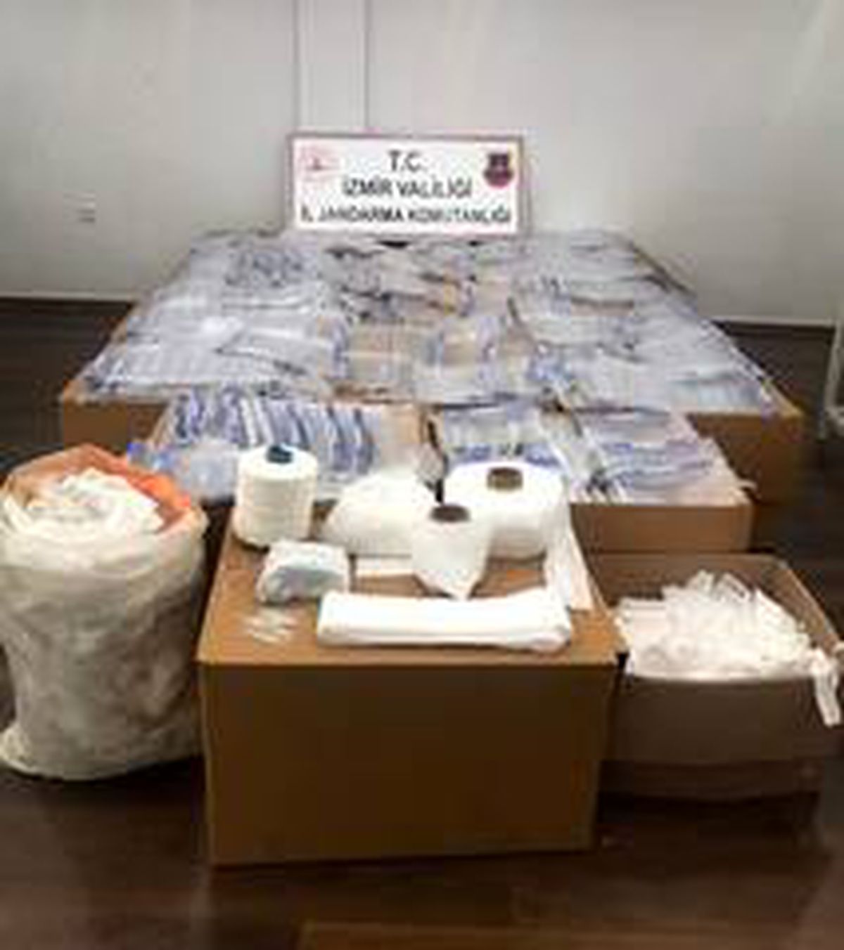 İzmir\'de kaçak maske imalathanesine operasyon