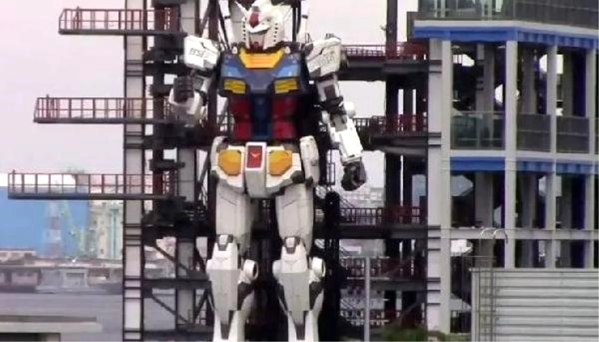 Japon yapımı 18 metre yüksekliğindeki Gundam robotu ilk adımını attı