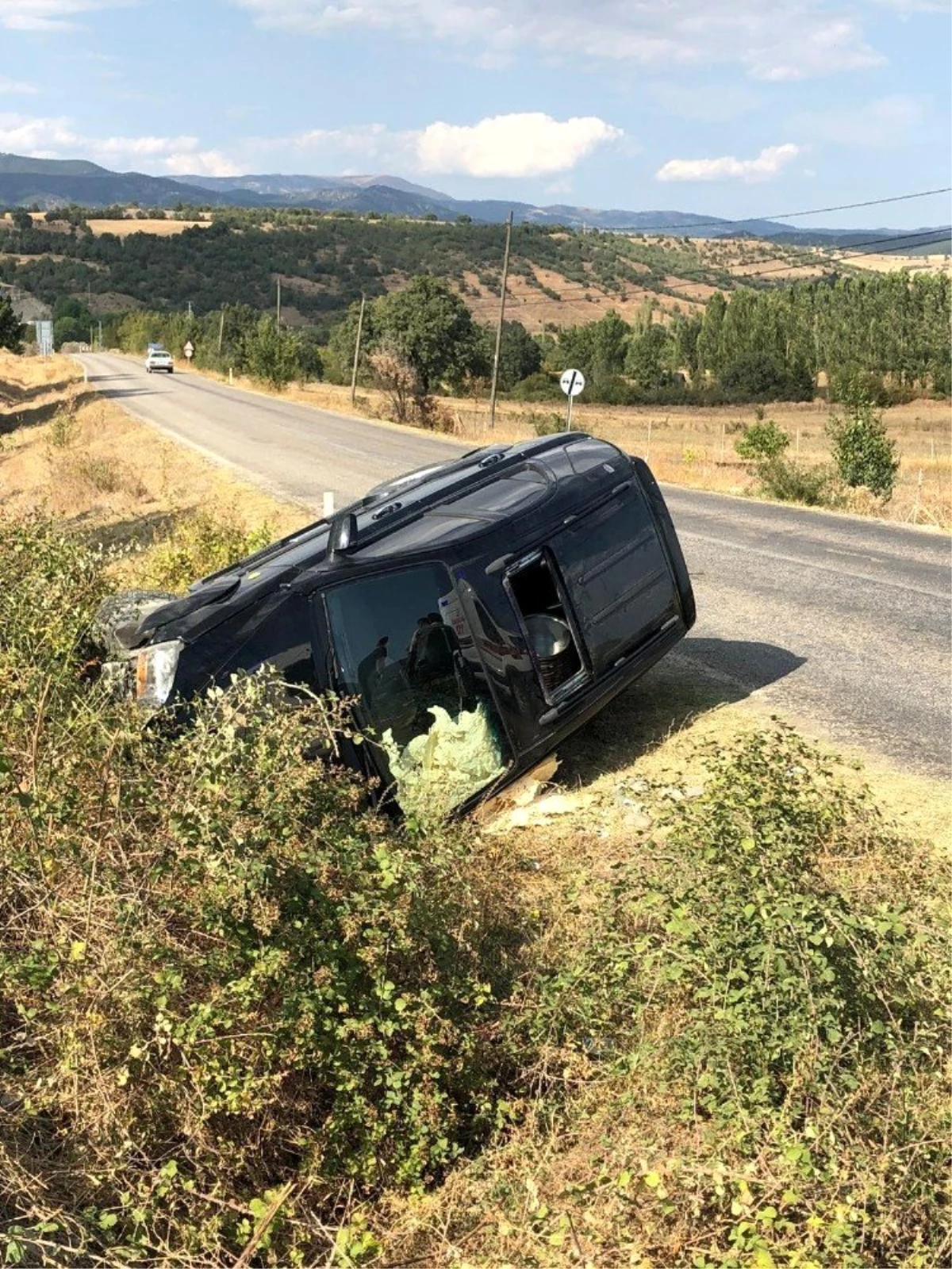 Kontrolden çıkan cip şarampole devrildi: 4 yaralı