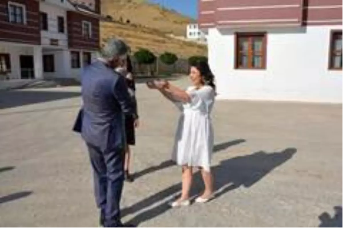 Koruyucu aile olan Esra Dursun, Adal bebeği gelin arabasıyla teslim aldı