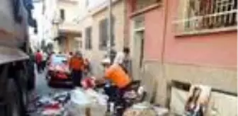 Kötü koku gelen evden bidonlar dolusu kağıt ve madeni 'para' çıktı