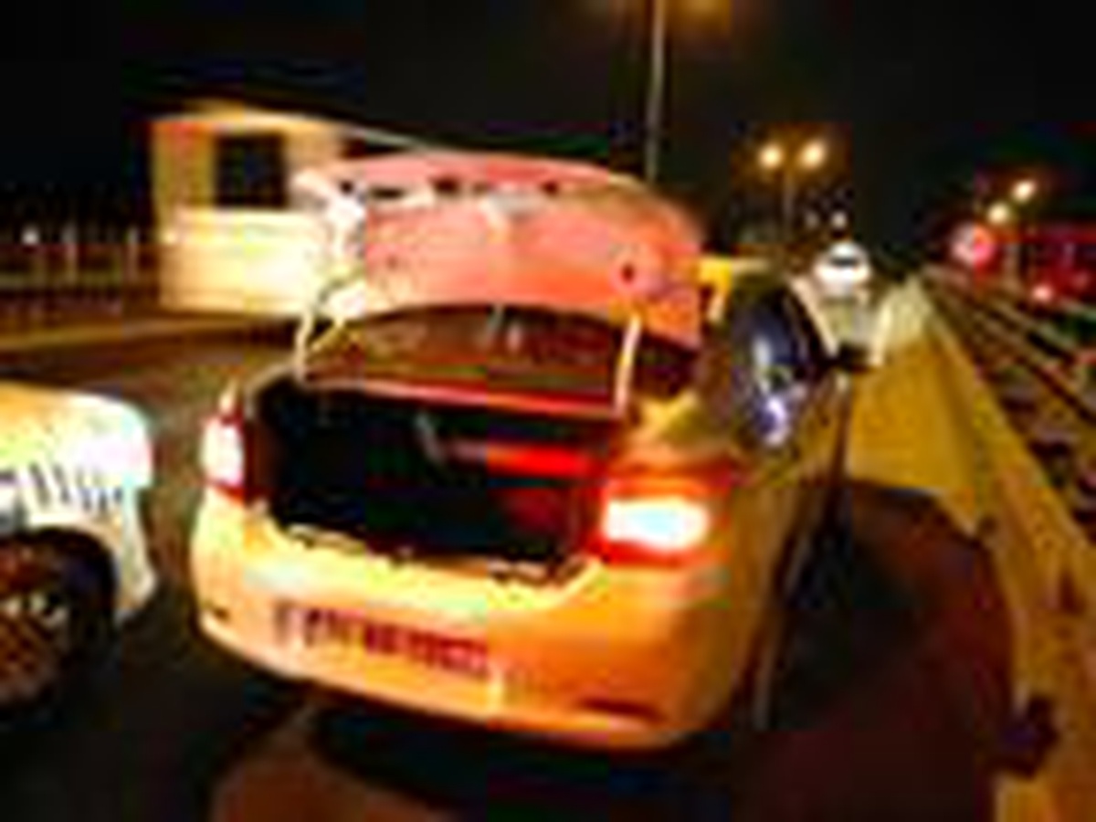 Kovalamacayla durdurulan otomobilden atılan poşetlerden 2.5 kilo uyuşturucu çıktı